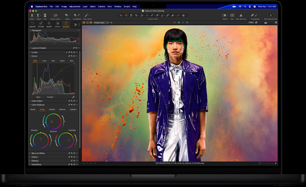 MacBook Pro Display mit dem Foto einer Person, das in Capture One bearbeitet wird