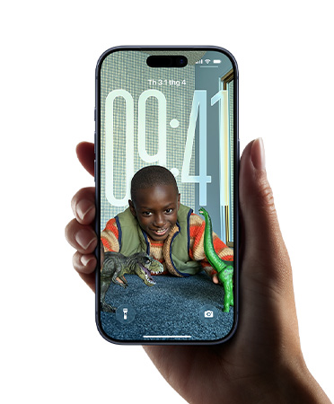 Một bàn tay cầm thiết bị iPhone với thiết kế Liquid Glass mới hiển thị thời gian thay đổi linh hoạt theo hình ảnh trên màn hình khóa