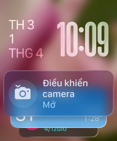 Tiện ích Điều Khiển Camera xuất hiện ở phía dưới màn hình, chữ số thời gian dạng trong mờ ở phía trên bên phải, ngày ở phía trên bên trái