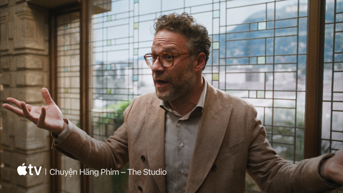 TV màn hình phẳng hiển thị video về các bộ phim và chương trình Apple TV, Apple Music và Apple Arcade.